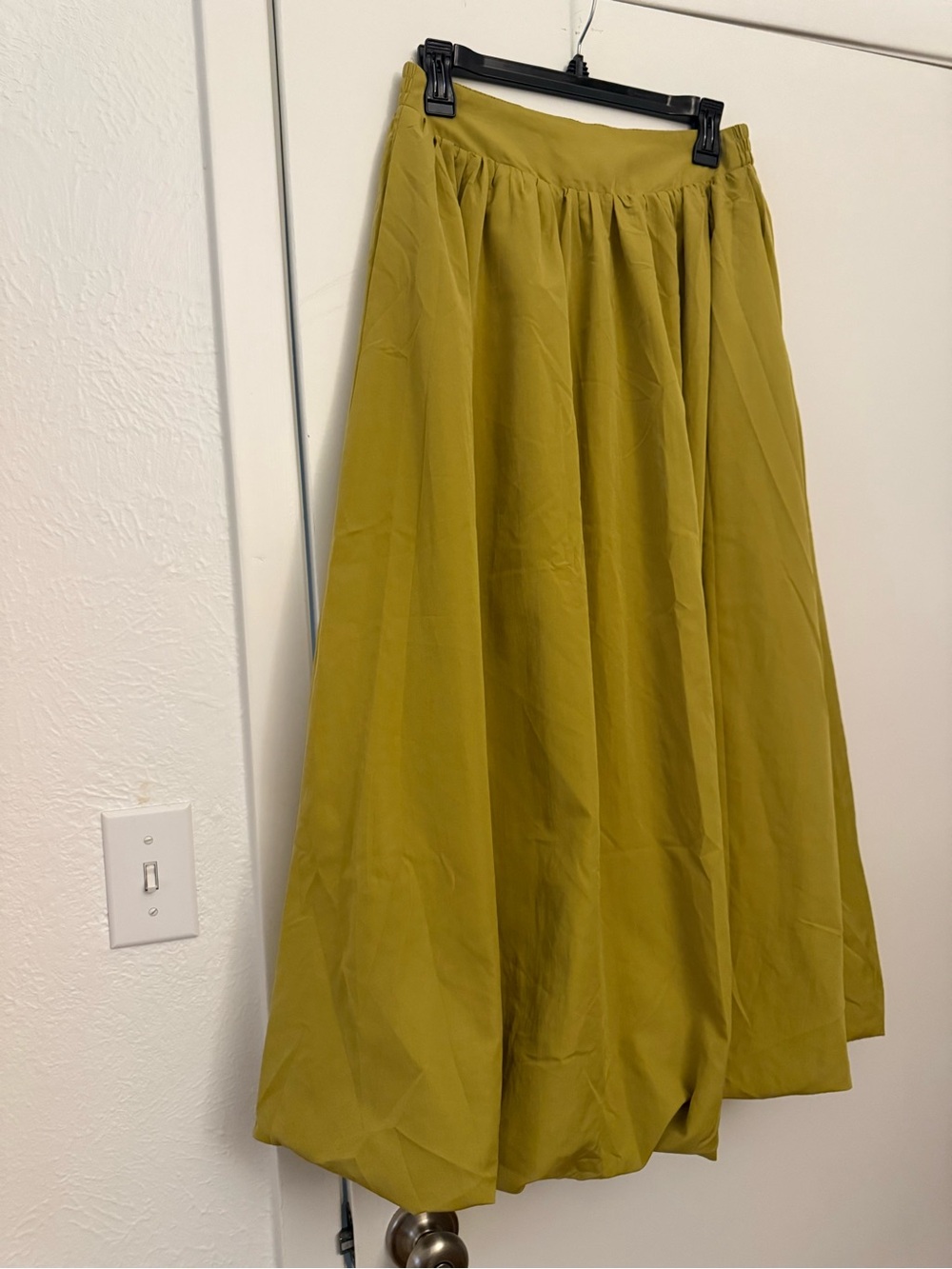 Bubble Midi Skirt in aolive